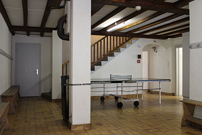 Colonie de vacance Sur-le-Vau Travers Neuchâtel Hall d'entrée, Table de ping pong, Porte habits