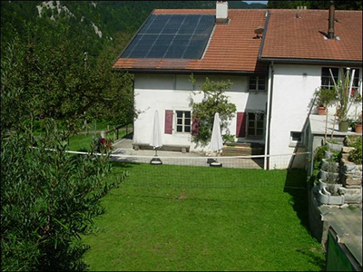 Ferienhaus Sur-le-Vau Travers Neuenburg Spielwiese mit Gartengrill